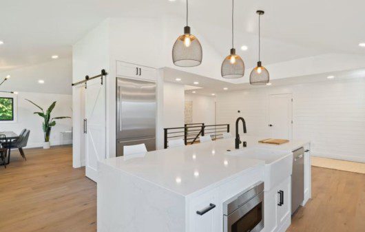 cozinha ampla com eletrodomésticos e piso de madeira, capa do conteúdo sobre nanoglass