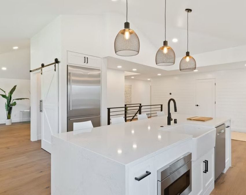 cozinha ampla com eletrodomésticos e piso de madeira, capa do conteúdo sobre nanoglass