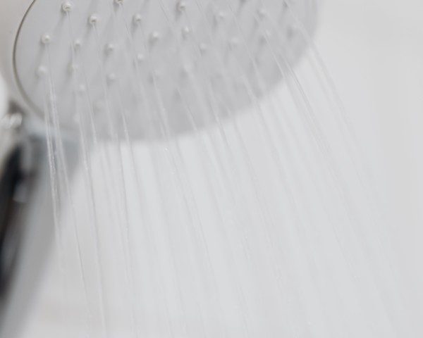 Imagem de um chuveiro com gotas de água caindo.