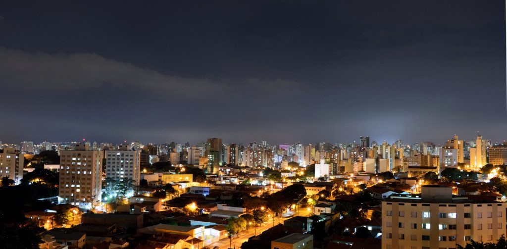 Imagem que ilustra matéria sobre roteiros em Campinas mostra uma imagem panorâmica da cidade de campinas à noite