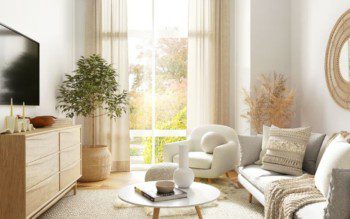 vista de uma sala minimalista, com iluminação natural entrando pela janela ampla, sofá branco, carpete, mesa de centro e televisão de tela plana na parede