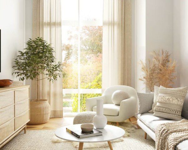 vista de uma sala minimalista, com iluminação natural entrando pela janela ampla, sofá branco, carpete, mesa de centro e televisão de tela plana na parede