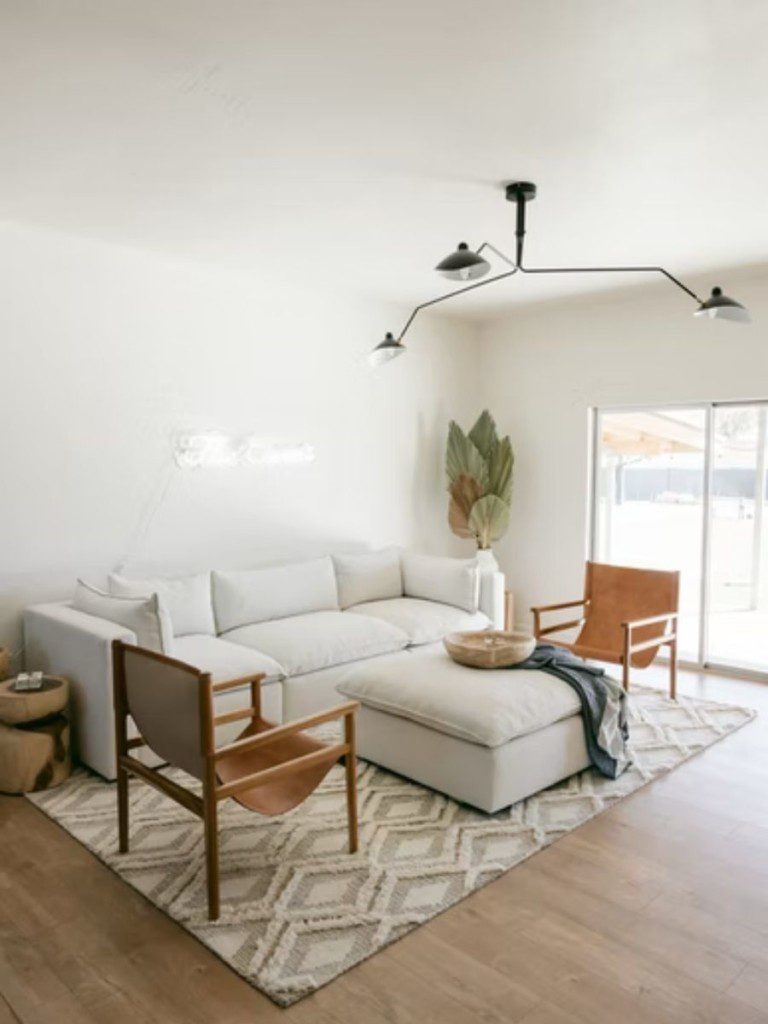 sala de estar minimalista decorada com tapete e plantas
