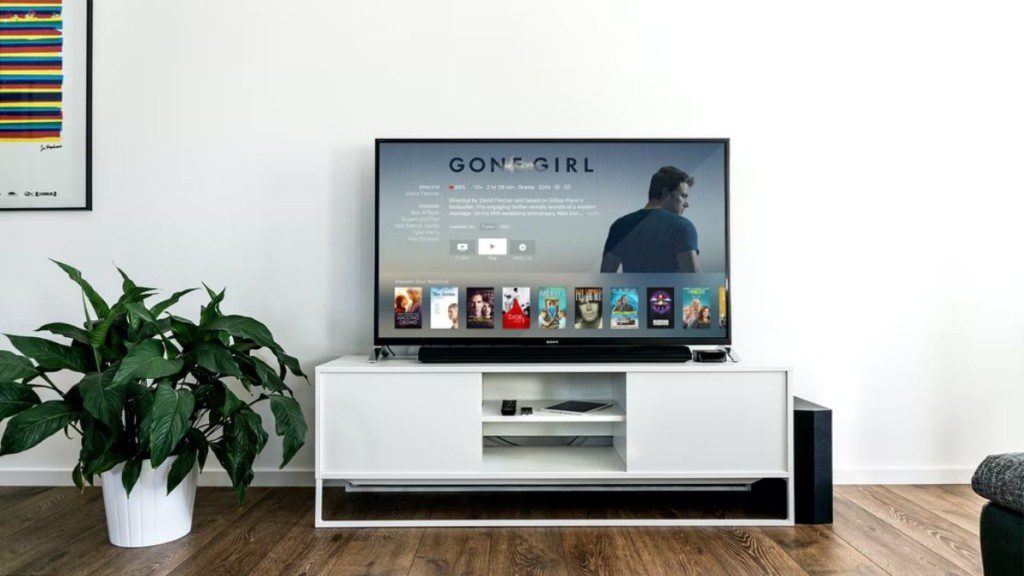 sala de tv minimalista com cores neutras