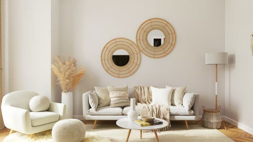 sala de estar minimalista com móveis funcionais, sofás de dois lugares, dois espelhos decorativos na parede e mesa de centro