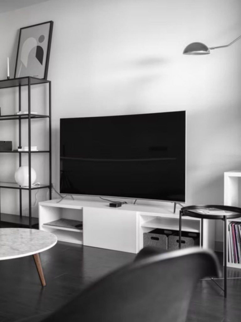 sala minimalista organizada com estante, televisão e rack