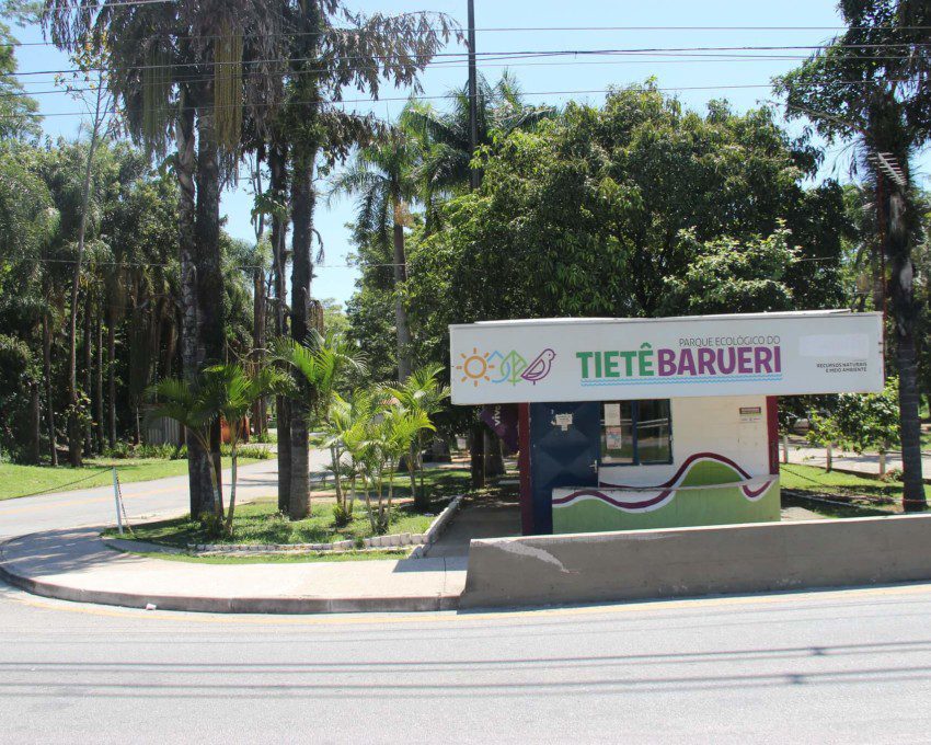 Foto que ilustra matéria sobre os parques em Barueri mostra a entrada com um letreiro do Parque Ecológico do Tietê.