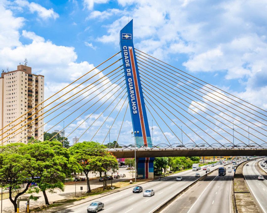 Foto que ilustra matéria sobre o que fazer em Guarulhos mostra o Viaduto da cidade de Guarulhos