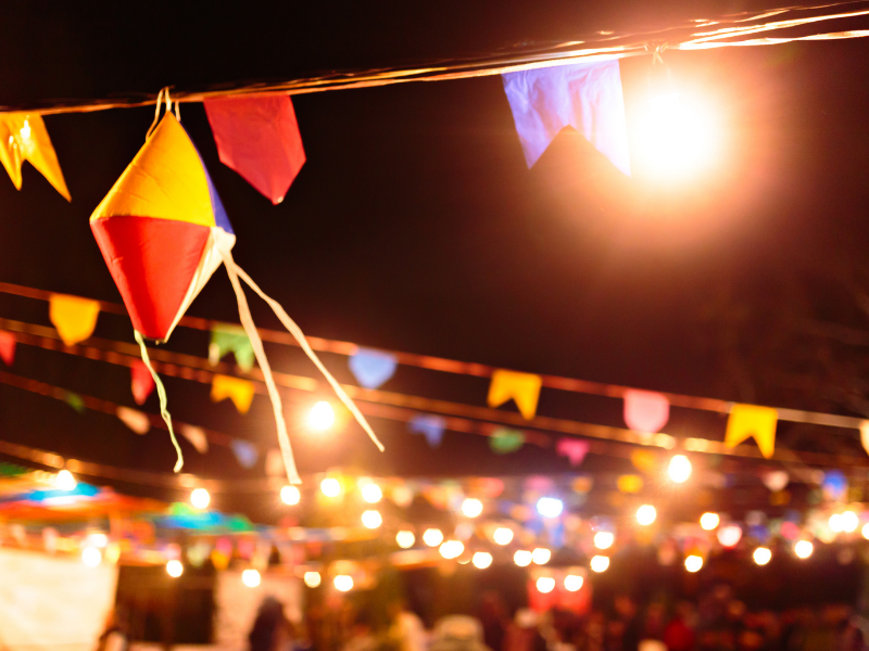 bandeirinhas de decoração de festa junina no céu noturno