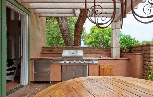 Imagem que ilustra matéria sobre cozinha com quintal mostra uma cozinha acoplada com quintal