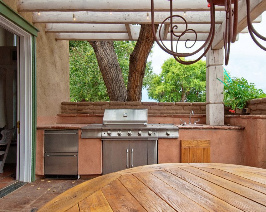 Imagem que ilustra matéria sobre cozinha com quintal mostra uma cozinha acoplada com quintal