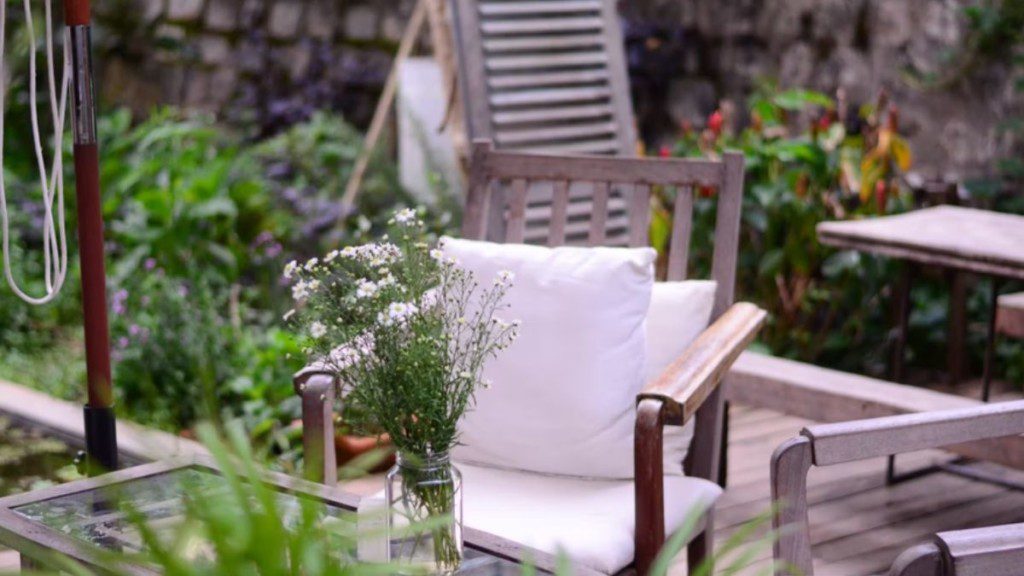 decoração com plantas em quintal pequeno e sofás e poltronas