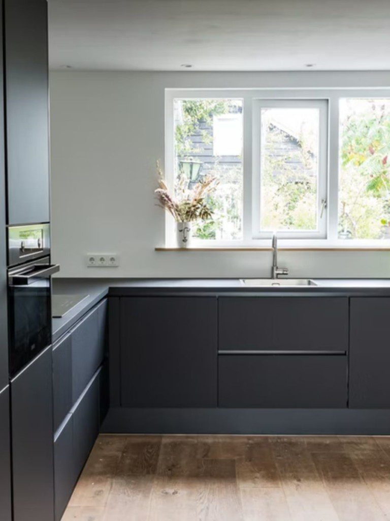 cozinha com móveis em tonalidades preto e cinza, com design industrial