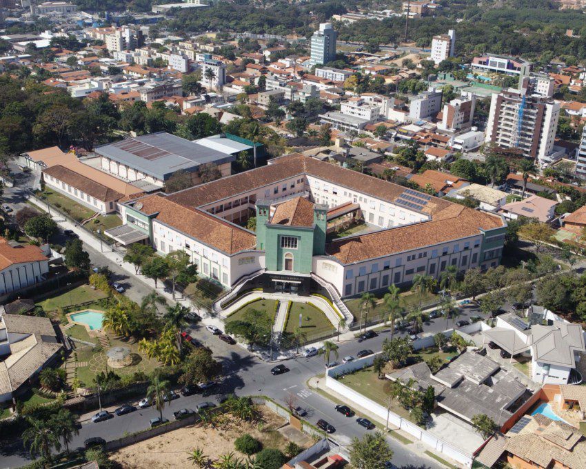 Foto que ilustra matéria sobre escolas em Belo Horizonte mostra uma visão do alto do Colégio Santa Marcelina.