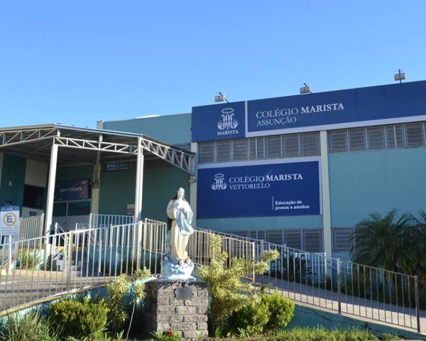 Foto que ilustra matéria sobre escolas em Porto Alegre mostra a fachada frontal de uma das unidades do Colégio Marista.