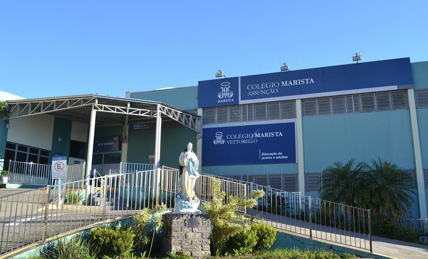 Foto que ilustra matéria sobre escolas em Porto Alegre mostra a fachada frontal de uma das unidades do Colégio Marista.