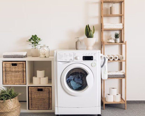 lavanderia simples com máquina de lavar, prateleiras e armários