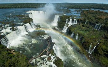 Foto que ilustra matéria sobre as melhores cidades do Paraná mostra as cataratas de Foz do Iguaçu de uma visão do alto.