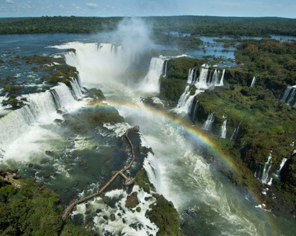 Foto que ilustra matéria sobre as melhores cidades do Paraná mostra as cataratas de Foz do Iguaçu de uma visão do alto.