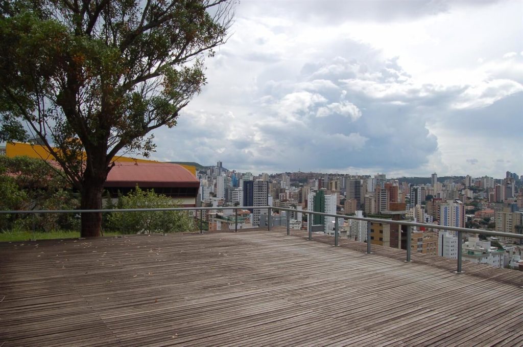 Foto que ilustra matéria sobre parques em Belo Horizonte mostra o deck de madeira com vista para a cidade no Parque Professor Amílcar Vianna Martins