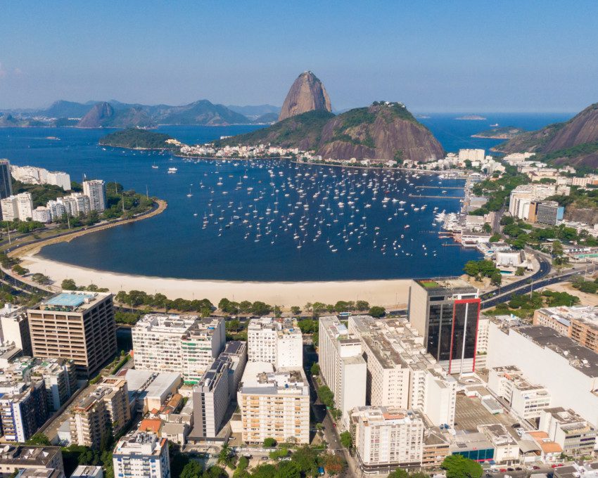 Imagem que ilustra matéria sobre melhores cidades do Rio de Janeiro mostra a cidade do Rio com vista áerea para a praia e o corcovado.