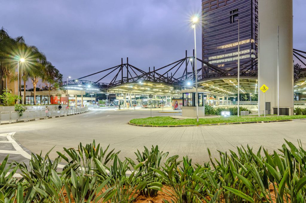 Imagem que ilustra matéria sobre Terminal Pinheiros mostra a entrada do terminal de ônibus de Pinheiros  