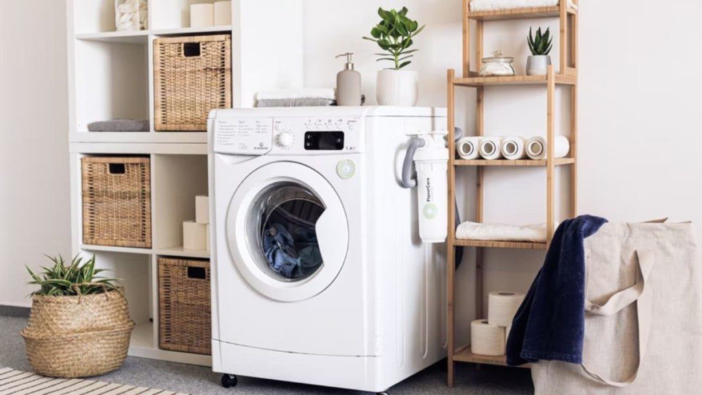 lavanderia simples com máquina de lavar, caixas e cestos organizadores e armários de madeira