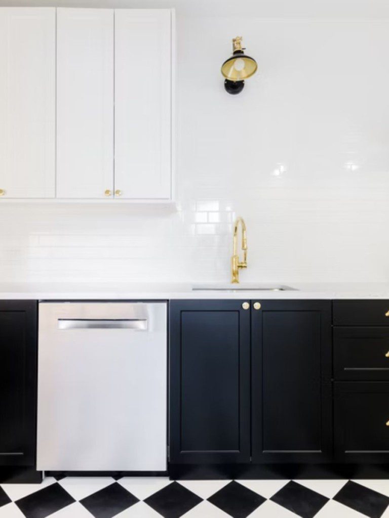 cozinha com armários e lava louças em cores preto e branco