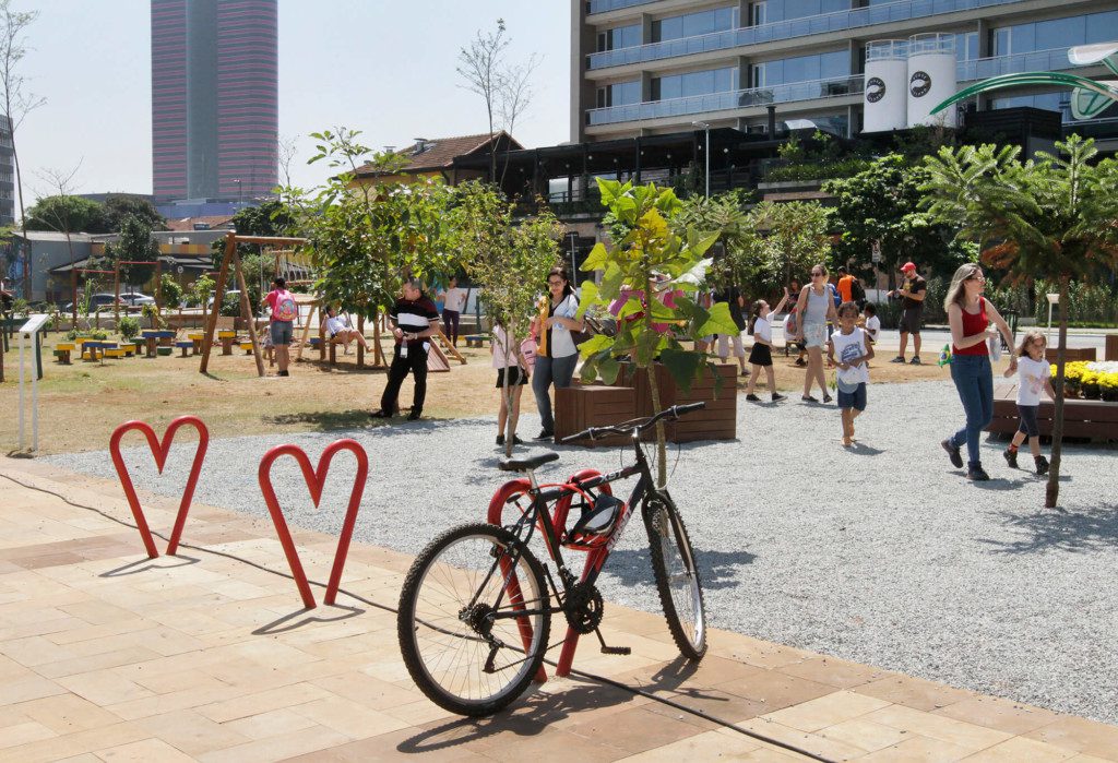 Imagem que ilustra matéria sobre terminal pinheiros mostra o largo da batata com bicicletas, árvores e pessoas circulando