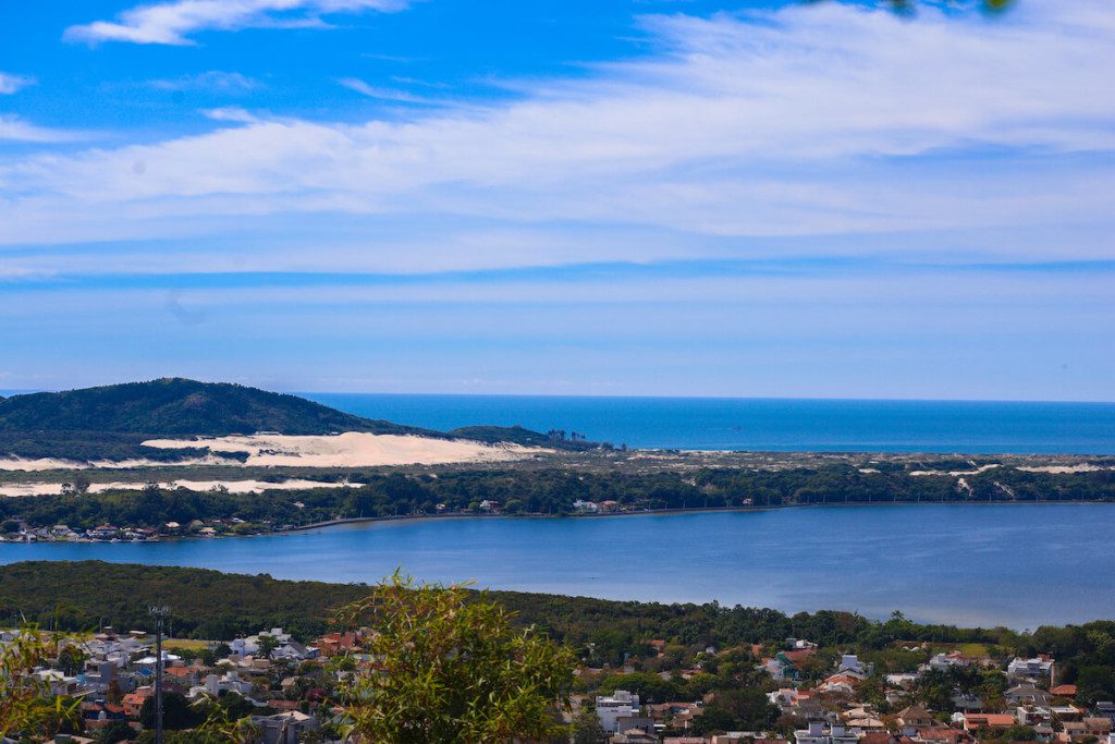 Foto que ilustra matéria sobre parques em Florianópolis mostra o parque das dunas da lagoa da conceição florianopolis