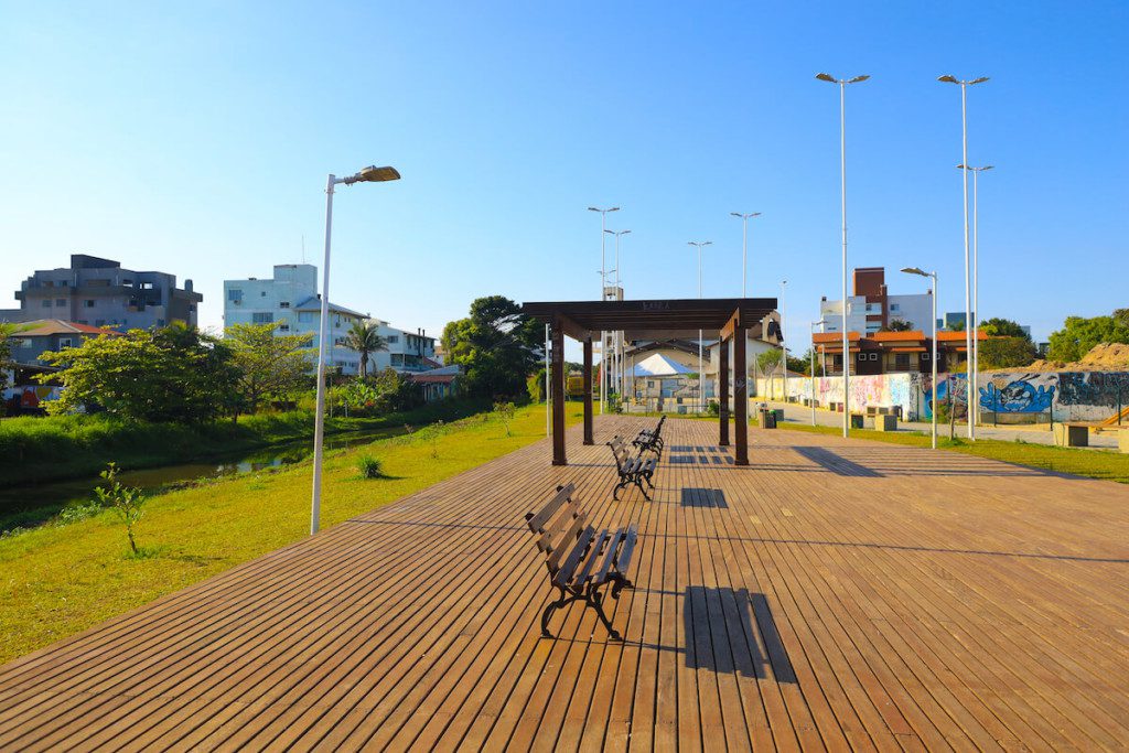 Foto que ilustra matéria sobre parques em Florianópolis mostra o parque linear dos ingleses em florianopolis