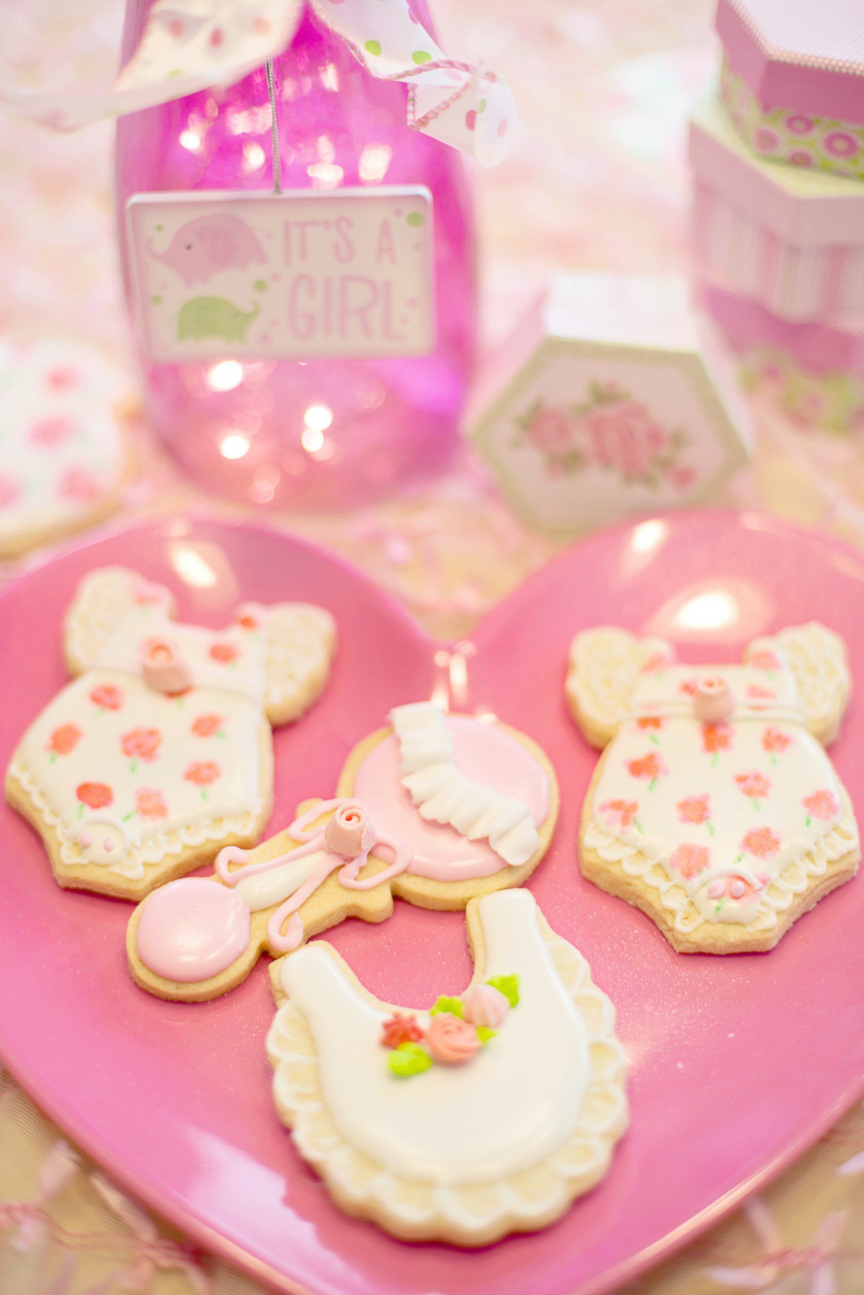 Imagem de biscoitos decorados para lembrancinha de um chá de fraldas.