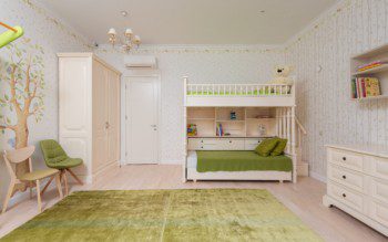 A foto mostra um exemplo de quarto infantil retrô. Com tons de verde e bege, o quarto é composto por um tapete, duas cadeiras, um beliche, uma cômoda e um guarda-roupas. Todos com design retrô.