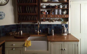 cozinha vintage com armários de madeira
