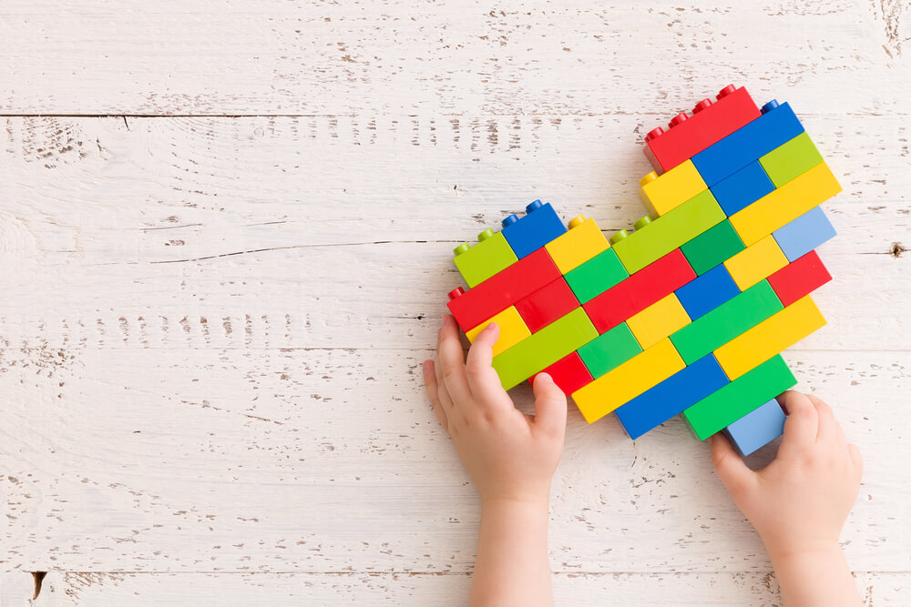 Foto que ilustra matéria sobre decoração para dia dos pais mostra um coração feito de peças de lego
