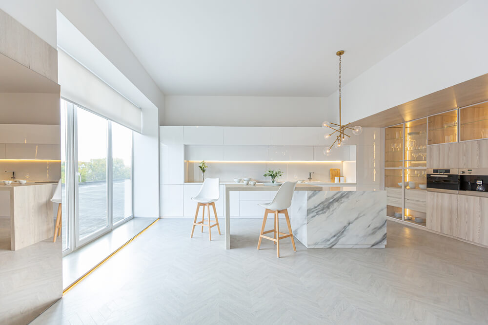 Foto que ilustra matéria sobre estilos de decoração mostra uma cozinha minimalista