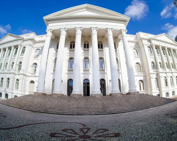Foto que ilustra matéria sobre faculdades em Curitiba mostra a fachada prédio histórico da Universidade Federal do Paraná, no Centro da cidade