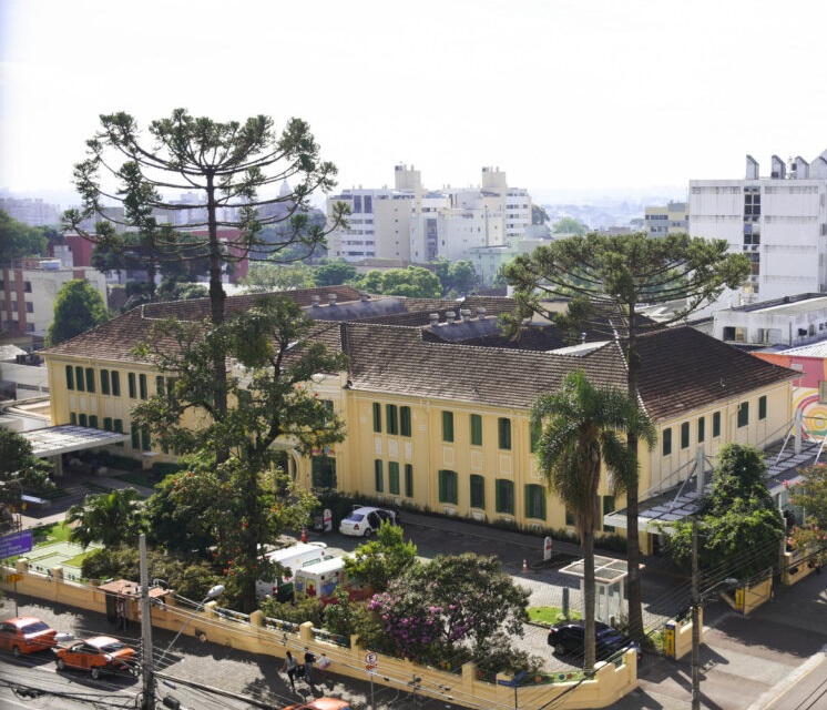 Foto que ilustra matéria sobre hospitais em Curitiba mostra, de um ângulo de cima, a fachada do Hospital Pediátrico Pequeno Príncipe.