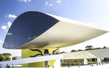 Foto que ilustra matéria sobre museus em Curitiba mostra a entrada do Museu Oscar Niemeyer.