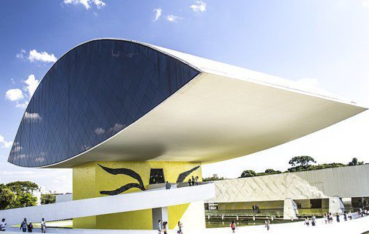 Foto que ilustra matéria sobre museus em Curitiba mostra a entrada do Museu Oscar Niemeyer.