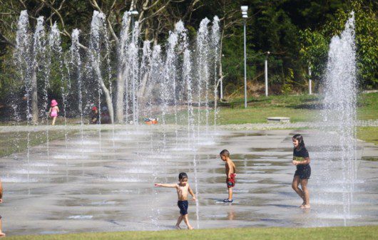 Foto que ilustra matéria sobre Parque em São José dos Campos mostra uma das atrações do Parque Ribeirão Vermelho: s jatos de água que saem do chão e divertem as crianças. Na imagem, algumas crianças aparecem se banhando nos jatos.