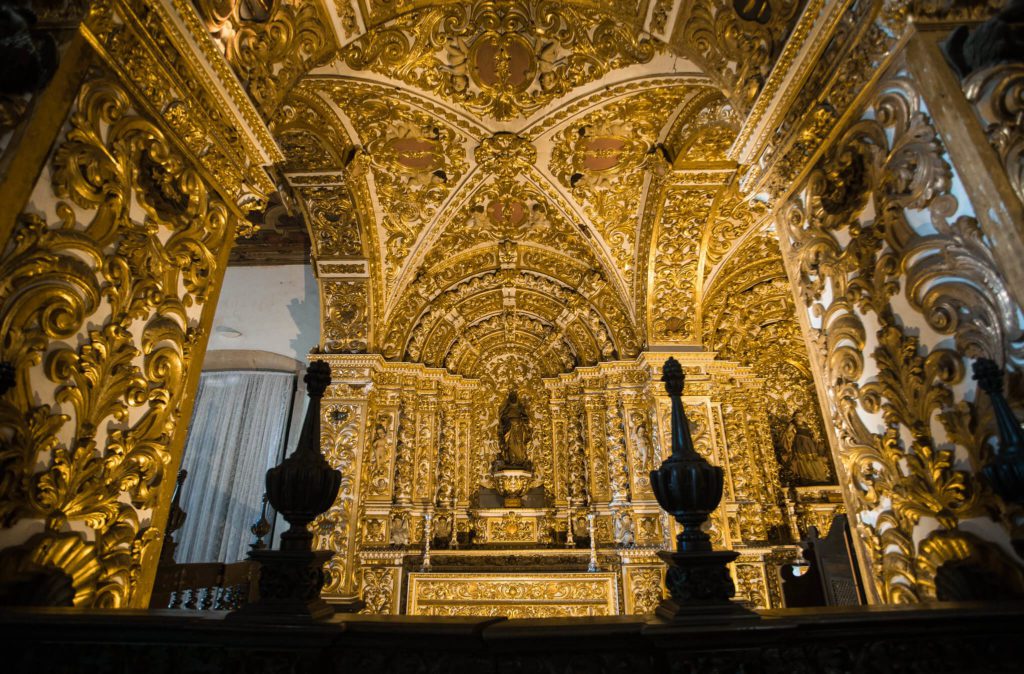 Foto que ilustra matéria sobre o Pelourinho mostra o interior repleto de ouro da Igreja e Convento de São Francisco