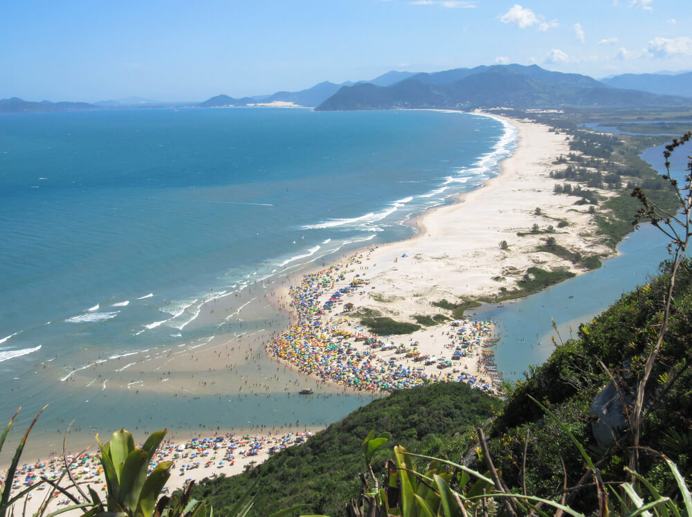 Foto que ilustra matéria sobre as praias de Palhoça mostra a Praia da Guarda do Embaú.