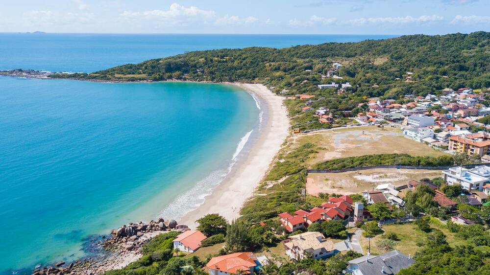 Foto que ilustra matéria sobre as praias de Palhoça mostra a Praia de Cima.
