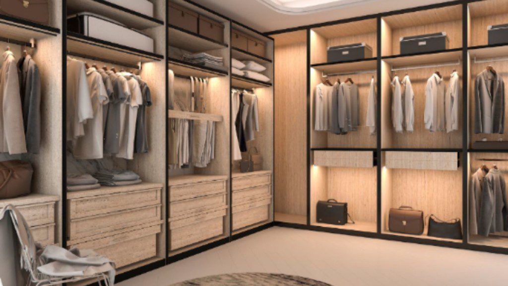 closet com móveis de madeira, e muitas camisas e calças