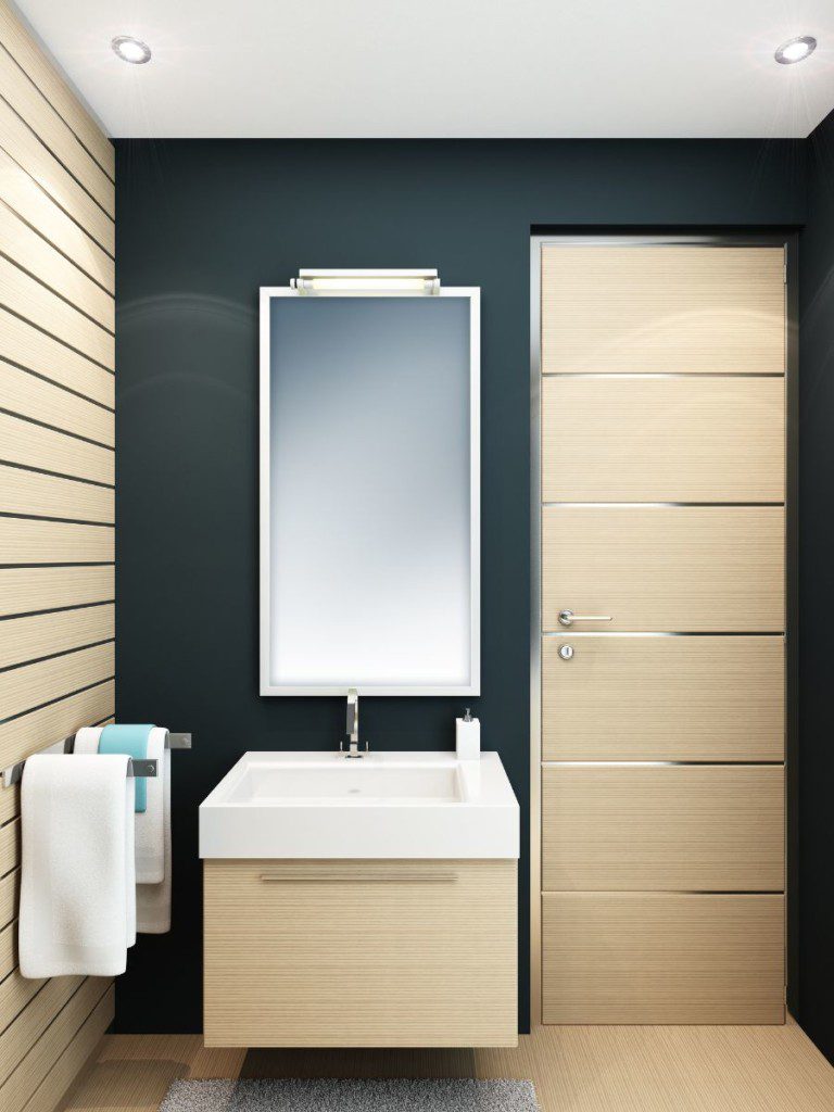banheiro pequeno com espelho e armário de madeira