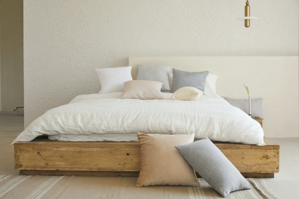 Dê destaque à cama no quarto minimalista
