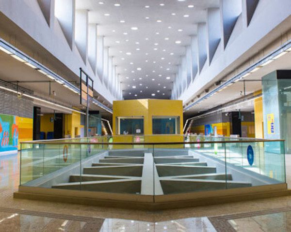 Foto que ilustra matéria sobre metrô Jardim Ocêanico mostra o salão principal da estação do jardim oceânico.