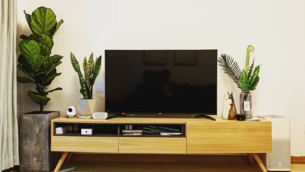 televisão acima de um rack de madeira