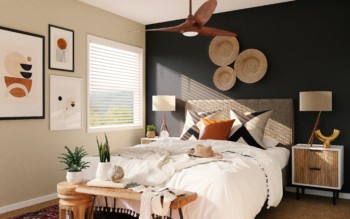 A foto mostra um exemplo de um quarto de casal boho com tapete colorido, diferentes elementos em madeira e cama baixa.